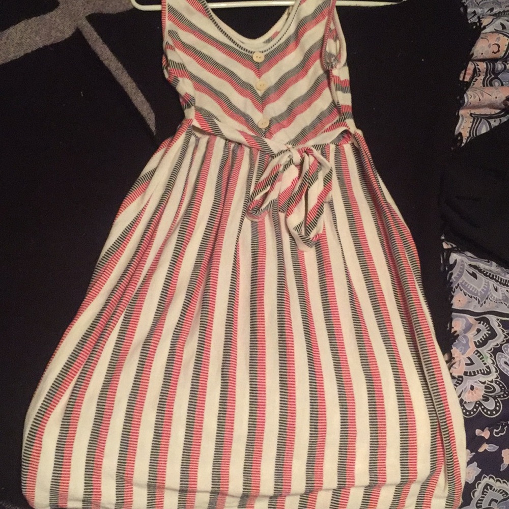 Tie over dress w/ buttons